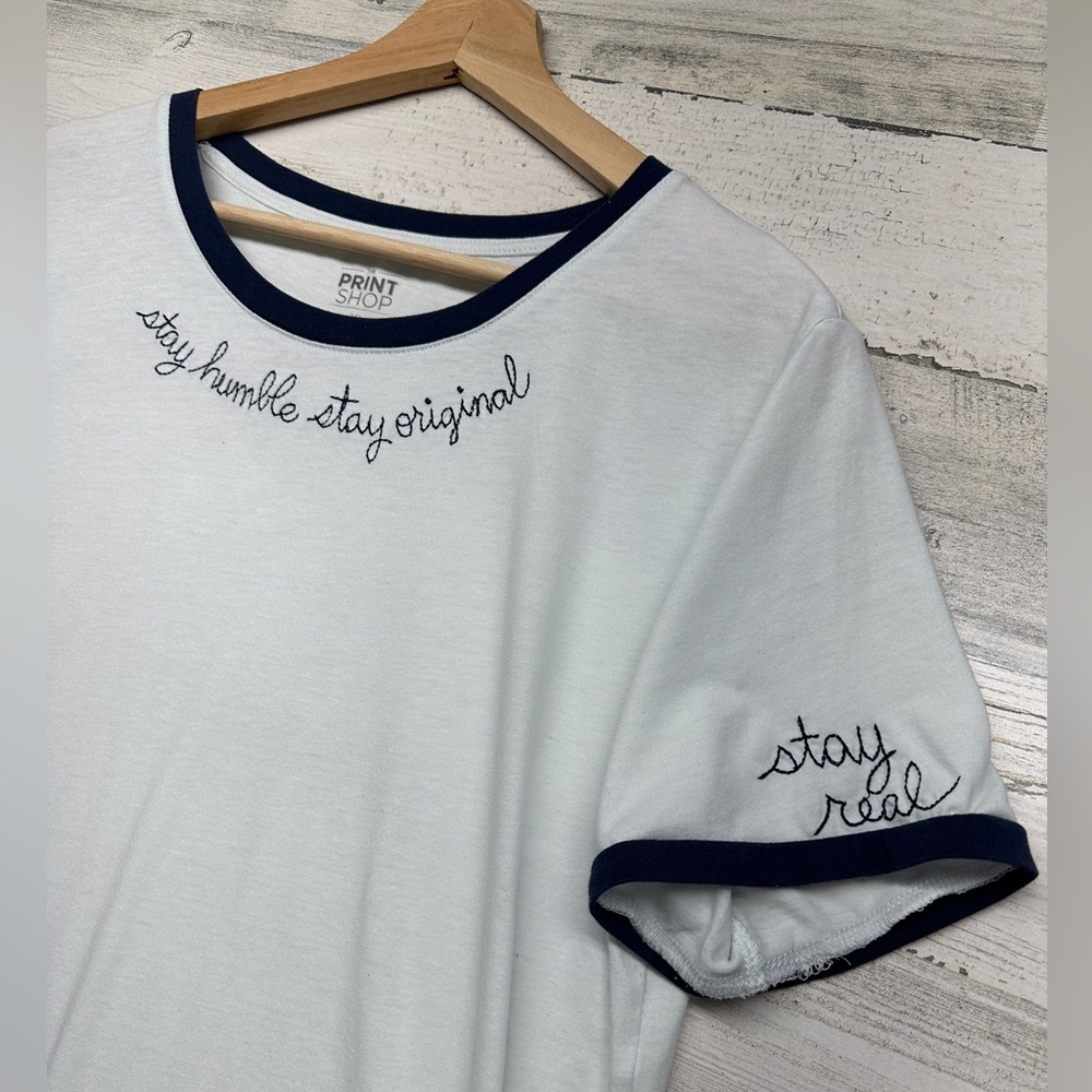 The PrintShop Stay Humble ,‎ Original , Real Embroidered Short Sleeve Tee